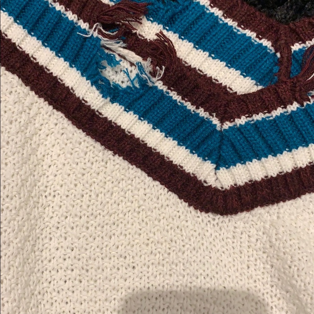 Cozy casual distressed frayed sweater - Picture 3 of 4